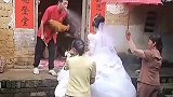 新娘进门先吐口水，这是什么情况