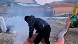 这才是民间的高手，眼前的一幕我看愣了，这也能灭火吗
