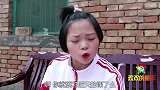 小花姑姑买了鲍鱼辣条串串，小花拿去和欢欢姐妹分享，真好吃