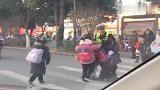交警在指挥交通，孩子们扑向他怀里，此情此景好暖心！