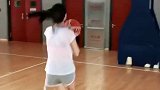 打篮球的小姐姐酷起来没男生什么事了，腿长跳起来就是这么帅气！