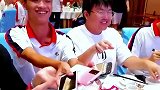 高三毕业生领回被没收的五部手机
