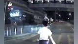 香港男子飞扑汽车碰瓷，不料直接扑上引擎盖，立马尴尬撤退