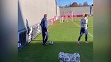 看呆了！莱万训练场再秀骚操作 轻松轰出高难度负角度破门
