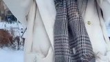 冬天穿羽绒服就这么系围巾，时尚又保暖，小姐姐真是太美了