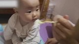 小宝宝看着妈妈吃东西，就差没流口水，好可怜的感觉！