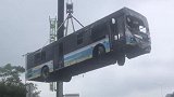 浙江台州一公交车滑入河沟 车内所有人员均已上岸