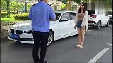 交警准备贴罚单，宝马美女竟然做出这事，惊呆了，真牛