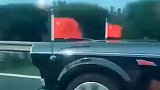 本以为是哪位富豪结果看到车牌号