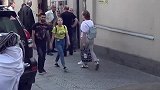 国外恶搞，小伙扮成鬼吓唬路人，妹子吓的都飙脏话了！