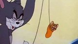 猫和老鼠：汤姆真是活该，被大鱼咬住尾巴了，赶紧求人救命呀