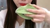 兔子小姐姐吃冰冻杨桃，牙口真不错，网友：好漂亮的妹子