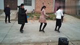 最新广场舞视频大全-20190414-三位农村大嫂学跳鬼步舞，已经有模有样了！