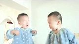 双胞胎兄弟，一言不合就开仗，亲妈都拦不住，看完忍不住笑了！