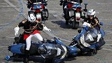 撞车+喷错国旗！法国国庆日出岔子闹笑话 这是预示法国要翻车？