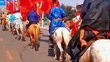 内蒙古牧民手擎国旗，骑马盛装出街