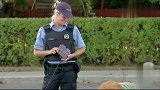 国外恶搞：路人和小孩玩遥控汽车，结果意外撞上煤气罐引发爆炸！