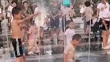 玩水需谨慎，看好自己的物品