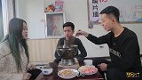夫妻回老家吃饭，弟弟让嫂子别客气，没想嫂子是真不客气
