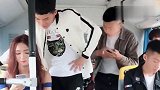 美女公交车上拉错了人，却导致了一场情侣间的战争