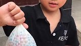 因为不给妈妈玩手套，她把我的手套都剪坏了