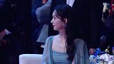 杨幂孤立赵丽颖同座却全程无交流，现场打闹后又偷偷瞄对方