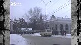 1980年苏联莫斯科珍贵录像，有人在雪地上修车，好随意