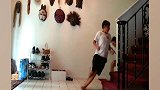 小男孩正在快速上楼，却突然滑倒了，这肯定是有预谋的！