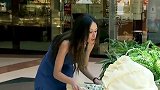 恶搞：路人帮美女妈妈照看婴儿，宝宝竟从摇篮里掉下，路人吓出冷