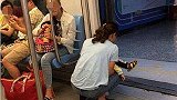 男童地铁尿尿，家长视而不见，乘客忍无可忍！又一代公德心危机