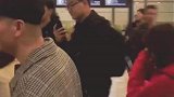 机场偶遇宋祖儿，长发披肩穿杏色羊羔毛外套，小姐姐真是太美了
