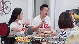 王祖蓝女儿对邹市明飞吻抛媚眼，邹市明立刻回应，两人互动好逗