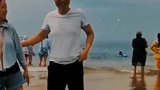 一家三口海边拍全家福，不料孩子被老爸一把推开，孩子：有你们是我的福气