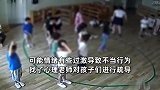 幼儿园老师排练节目多次暴力推倒小孩，园方：已开除，警方介入