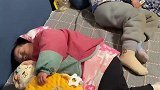 爸爸带娃玩了一下午，回家后全体进入充电模式