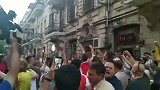 燥起来！阿森纳球迷“攻占”巴库大街 高唱助威歌曲等待决赛时刻
