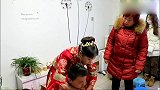 河南姑娘出嫁，新郎在车上就忍不住偷亲新娘子了，感情真好！