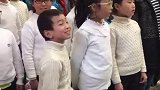 这个孩子太搞怪，镜头都被他吸引