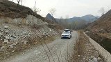 桑塔纳当越野开，挑战盘山碎石路，底盘轮胎咔咔响，两年就报废？