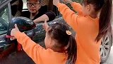 孩子爸才回来两天又要出差，两个小棉袄非要送爸爸上车