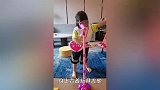 王祖蓝晒女儿弹唱视频，3岁gabby戴墨镜摇滚范十足，想送她进乐队