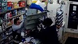 英国：伦敦一商店遭持枪抢劫，店主掀翻货架击退劫匪