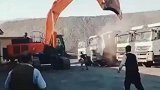 农民工终于不忍了，拖欠工资迟迟不发