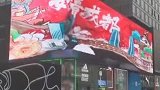 网友直呼：掀开帘子露出小脸，这只小熊猫儿乖惨了！