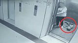 广西一女子将孩子拖进电梯后重摔在地 网友：是亲生的吗