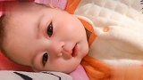 小家伙拉粑粑，下一秒宝宝戏精上身反应，萌炸无数人