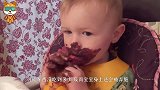 妈妈喂宝宝吃东西，接下来请注意宝宝的表情，看一次想笑一次