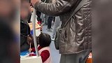 地铁内一女孩跪在座位旁写作业，大爷要求让座并怒怼家长
