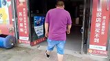 胖客在装修哥店里买了一个大件，送岳母家去了