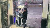 美女深夜酒后被两名男子扛进酒店 醒来发现异样立刻报警